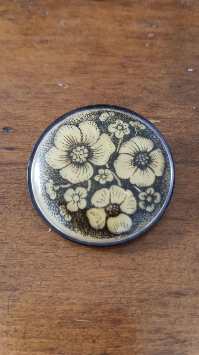 Broche, badge marron avec des fleurs très vintage