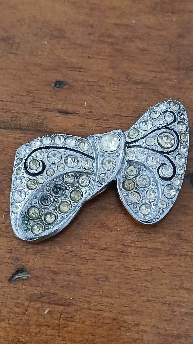 Magnifique broche vintage en forme de noeud