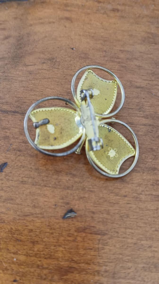 Broche vintage en métal doré en forme de fleur