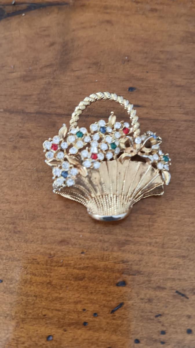 Très jolie broche en forme de panier coloré