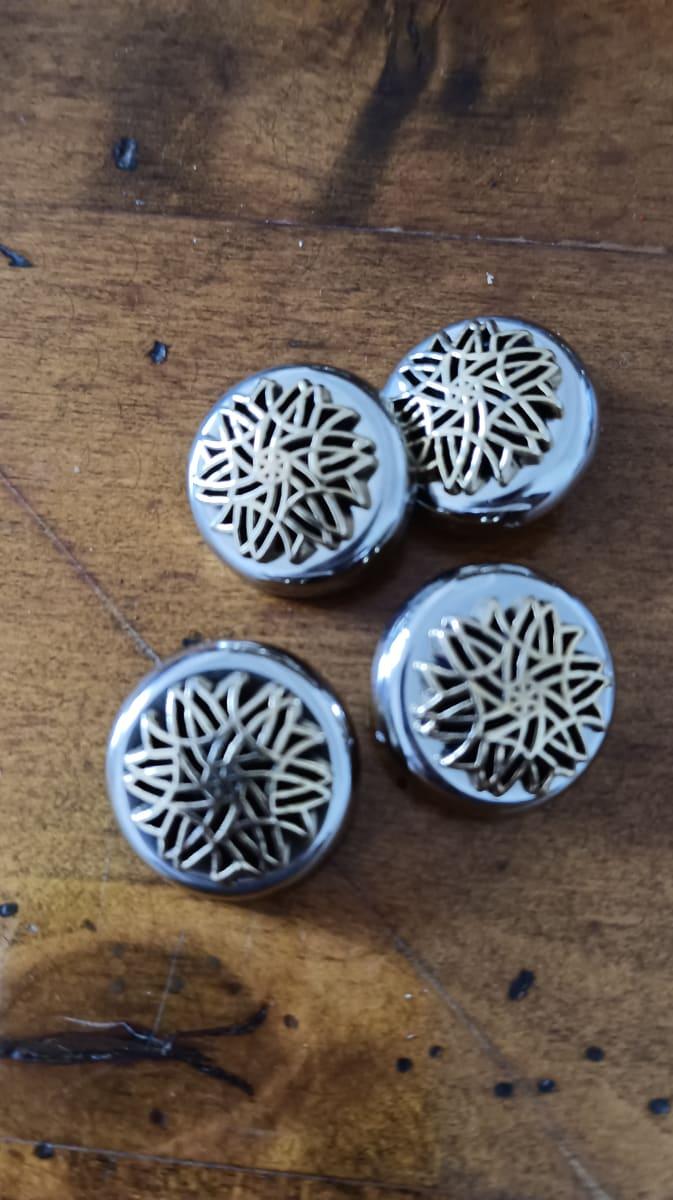 lot 4 boutons base couleur argent et filigrane couleur doré