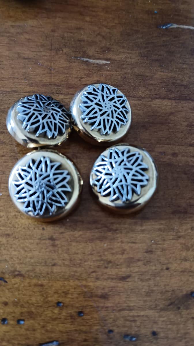 lot de 4 boutons filigrane couleur argent et base doré