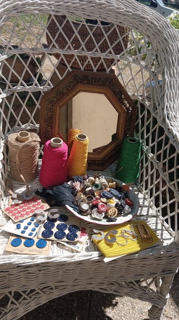 Mercerie ancienne — boutons, fils et accessoires de couture